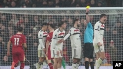 Bruno Fernandes, del Manchester United, reacciona después de que el árbitro Michael Oliver le muestre una tarjeta amarilla durante el partido de fútbol de la Liga Premier inglesa en el estadio Anfield en Liverpool, Inglaterra, el domingo 5 de enero de 2025. (Foto AP/Jon Super).