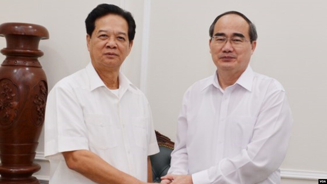 Ông Nguyễn Thiện Nhân (phải) trong một lần đến thăm ông Nguyễn Tấn Dũng (Hình: Sài Gòn Giải Phóng)