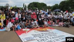 Para anggota jamaah GKI Yasmin (Bogor) dan HKBP Filadelphia (Bekasi) melakukan misa Natal bersama di depan istana Presiden di Jakarta (Foto: dok). Bogor dan Bekasi termasuk dalam katagori kota yang sangat intoleran dalam Indeks yang dirilis Setara Institute.