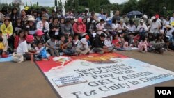 Jemaat GKI Yasmin (Bogor) dan HKBP merayakan Natal di depan Istana Negara (25/12).