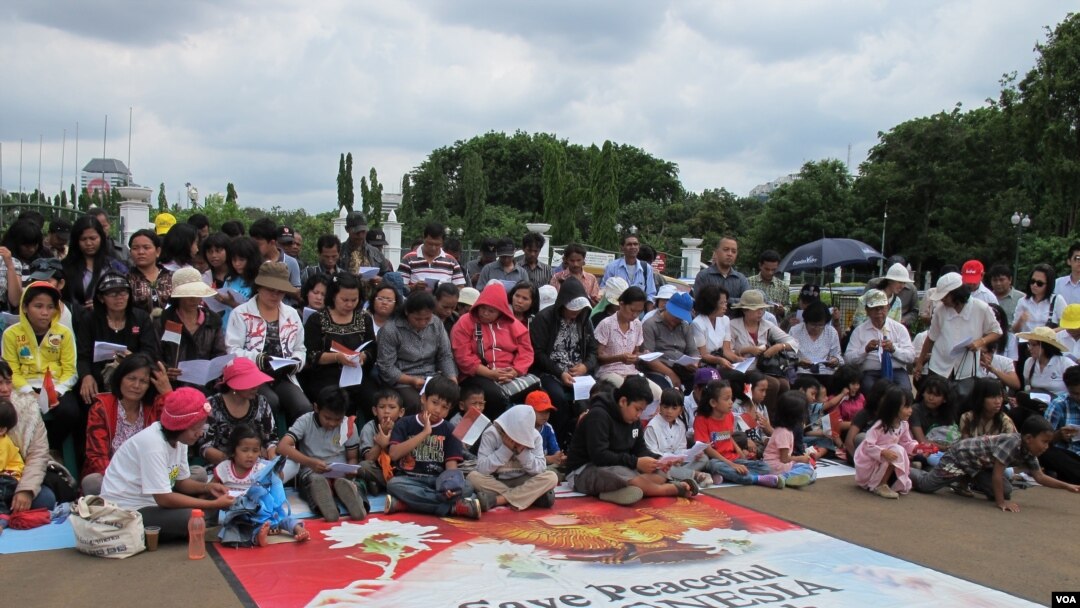 Dalam foto tertanggal 25/12/2012 ini, jemaat GKI Yasmin (Bogor) and HKBP Filadelphia (Bekasi) mengadakan ibadah Natal mereka di depan Istana Presiden Jakarta, karena dilarang beribadah di gereja mereka.