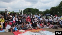 Dalam foto tertanggal 25/12/2012 ini, jemaat GKI Yasmin (Bogor) and HKBP Filadelphia (Bekasi) mengadakan ibadah Natal mereka di depan Istana Presiden Jakarta, karena dilarang beribadah di gereja mereka.