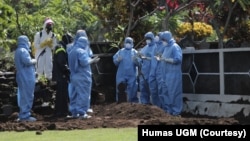 Petugas memakai baju hazmat dalam pemakaman Guru Besar UGM Prof Iwan Dwiprahasto di Makam Sawitsari Yogyakarta, Selasa, 24 Maret 2020. (Foto: Humas UGM)