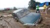 Une voiture bloquée dans la boue après que de fortes pluies ont frappé Fushun, dans la province du Liaoning, en Chine, le 17 août 2013. 