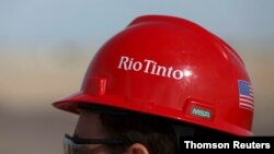 Arhiva - Ime kompanije Rio Tinto na šlemu radnika u Boronu, Kalifornija.