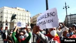 Manifestantes protestan en la Plaza del Sol de Madrid contra las nuevas medidas de confinamiento emitidas por el gobierno para sectores de la ciudad, el 21 de septiembre de 2020.