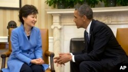 바락 오바마 미국 대통령(오른쪽)이 지난해 5월 백악관 집무실에서 박근혜 한국 대통령과 대화하고 있다. (자료사진)