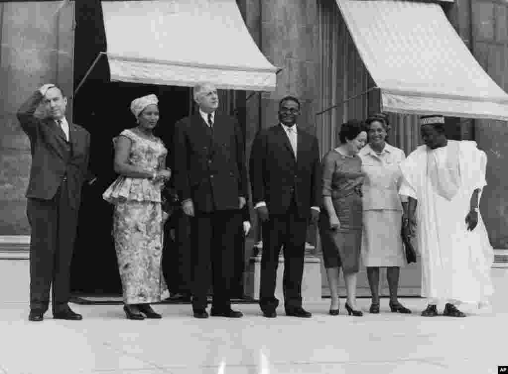 Ganawar Hamani Diori (na 4 daga hagu) da shugaba Charles De Gaulle (na uku daga hagu) na Faransa 27 Satumba 1961.