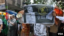 示威者高舉行李旺陽申冤標語遊行