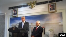 Menteri Pertahanan AS Chuck Hagel didampingi Menteri Pertahanan Indonesia Purnomo Yusgiantoro (26/8). (VOA/Andylala Waluyo)