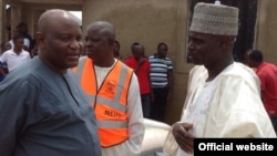 Shugaban Hukumar FEMA Mallam Abbas Iddris na duba yadda ake rabon kayan tallafi.