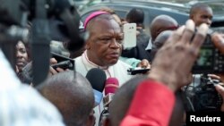 Marcel Utembi, presiden Konferensi Uskup Katolik Kongo, meninggalkan tempat perundingan setelah pembicaraan dengan pihak oposisi dan pemerintah Presiden Joseph Kabila (30/12). Kinshasa, Kongo. (foto: REUTERS/Robert Carrubba)