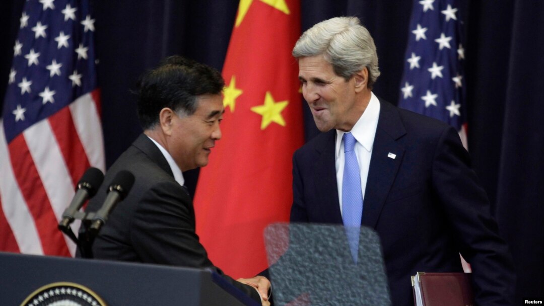 Ngoại trưởng Mỹ John Kerry bắt tay Phó Thủ tướng Trung Quốc Uông Dương tại cuộc Đối thoại Chiến lược và Kinh tế Mỹ-Trung tại Bộ Ngoại giao Hoa Kỳ ở Washington, ngày 10/7/2013.
