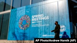 5 Nisan 2021 - Washington'daki IMF binası önüne asılan Bahar Toplantıları 2021 afişi