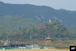 10일 한국 파주에서 바라본 북한 초소의 모습. 대남 확성기가 관측된다.