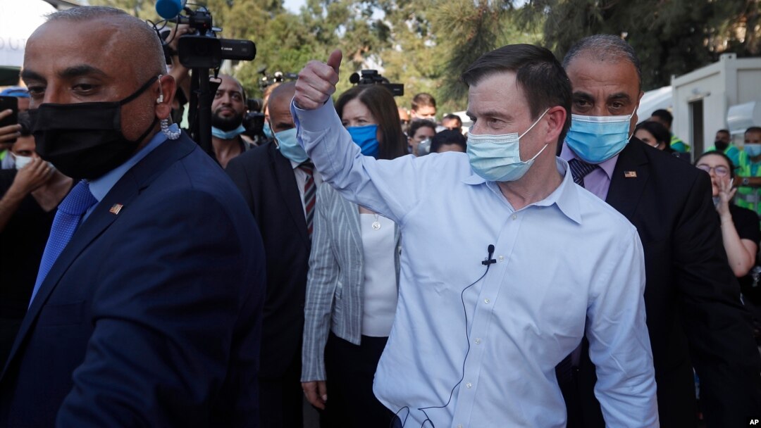 Diplomat senior Amerika David Hale (baju putih) mengunjungi lokasi ledakan di Beirut, Kamis (13/8).