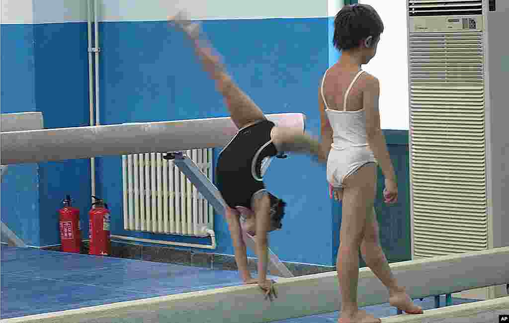 怀揣冠军梦的中国孩子，在体校接受训练