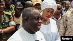 Presiden Sierra Leone Julius Maada Bio berbicara kepada jurnalis setelah menggunakan hak pilihnya dalam pilpres Sierra Leone di Freetown, pada 24 Juni 2023. (Foto: Reuters/Cooper Inveen)