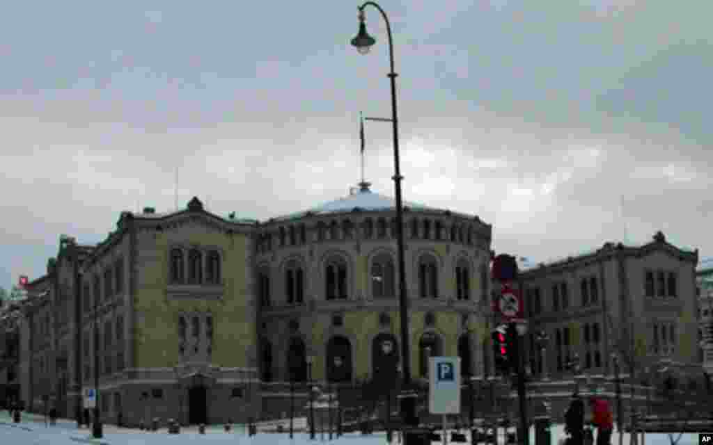 和美英日等国家议会分两院不同，挪威议会为单院制，每4年选举一次，分19个郡按各党派得票比例分配席位。挪威诺贝尔委员会5名成员由议会大致按照各党在议会席位比例任命，但是诺委会独立运作。