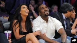 El rapero Kanye West y su esposa Kim Kardashian en un juego de Los Angeles Lakers.