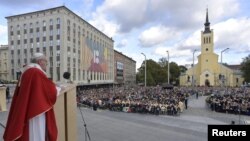 Paus Fransiskus saat memimpin misa di Freedom Square, Tallinn, Estonia, 25 September 2018. (Foto: dok).