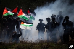 지난달 3일 요르단강 서안 마을 살피트에서 유대인 정착촌 건설에 반대하는 팔레스타인 시위대와 경찰이 충돌했다.