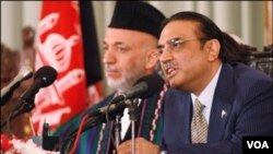 Presiden Afghanistan Hamid Karzai (kiri) dan Presiden Pakistan Asif Zardari memberikan konferensi pers bersama di Islamabad (10/6).