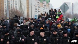 Policajci ispred groblja Borisovo posle sahrane Alekseja Navalnog, 1. marta 2024. (Foto: AFP)