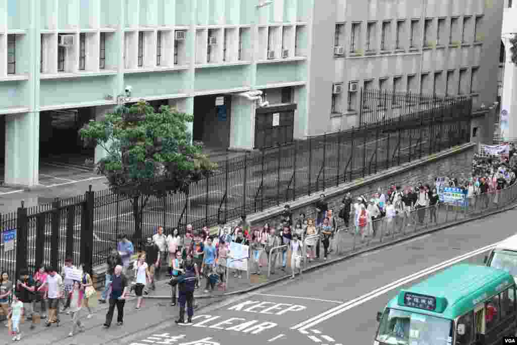 香港数百人在遮打花园和美国驻香港总领事馆前声援斯诺登（美国之音海彦拍摄）