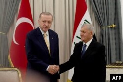ترک صدر ایردوان عراقی صدر عبدالطیف راشد سے مصافحہ کر رہے ہیں۔ 22 اپریل 2024