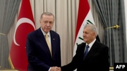 Presiden Irak Abdul Latif Rashid (kanan) menyambut Presiden Turki Recep Tayyip Erdogan di istana Presiden di Bagdad, 22 April 2024. (Kantor Kepresidenan Irak/AFP)