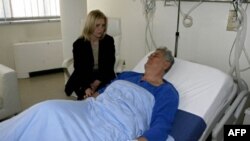 Supružnici Dragica i Tomislav Nikolić u bolničkoj sobi