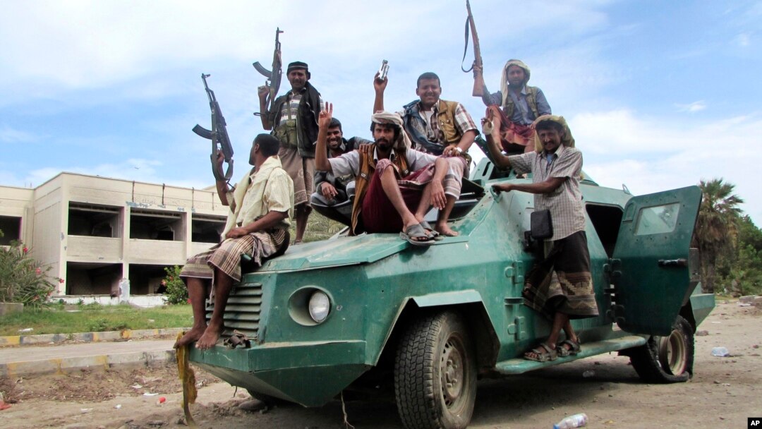 Para milisi Sunni pendukung Presiden Abed Rabbo Mansour Hadi melakukan patroli di Aden, Yaman Selatan (23/3).