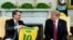 El presidente de Brasil, Jair Bolsonaro, regala a su homólogo estadounidense, Donald Trump, una camiseta de la 'canarinha' con su nombre a la espalda durante el encuentro que ambos mandatarios mantuvieron en la Casa Blanca el 19 de marzo de 2019.
