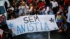 Manifestantes en Porto Alegre, Brasil, piden que no haya amnistía para quienes atacaron el domingo las instituciones estatales en Brasilia, el 9 de enero de 2023.