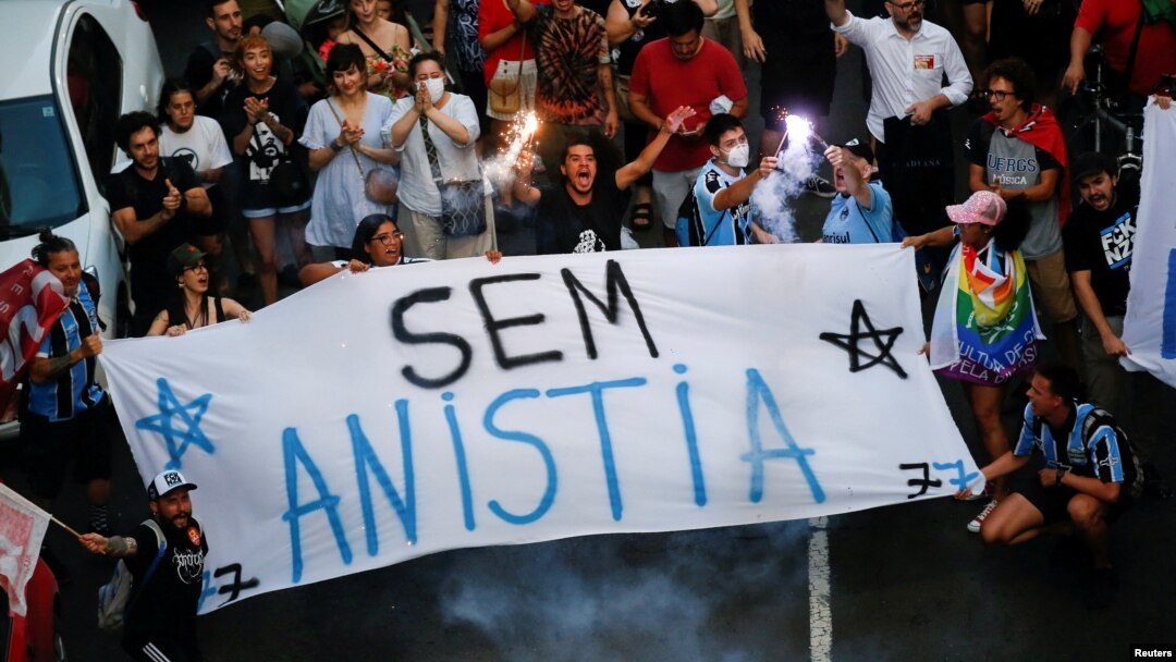 Manifestantes en Porto Alegre, Brasil, piden que no haya amnistía para quienes atacaron el domingo las instituciones estatales en Brasilia, el 9 de enero de 2023.