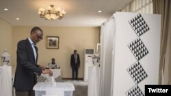 Le président Paul Kagame vote pour les élections législatives en Chine, avec les expatriés rwandais, le 2 septembre 2018. (Twitter/Présidence rwandaise)