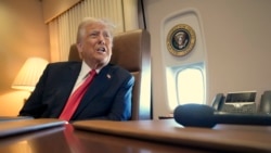 FILE - Presiden Donald Trump berbicara kepada wartawan di atas Air Force One saat ia melakukan perjalanan dari West Palm Beach, Florida, ke New Orleans, Louisiana, 9 Februari 2025.