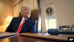 Presidente dos EUA Donald Trump fala a jornalistas a bordo do avião Air Force One a caminho de New Orleans, Louisiana, 9 fevereiro 2025