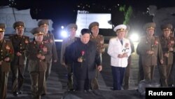 Pemimpin Korea Utara Kim Jong-un mengunjungi Taman Makam Pahlawan Nasional di Pyongyang dalam peringatan 67 tahun penandatanganan gencatan senjata Perang Korea, 27 Juli 2020. (Foto: KCNA via REUTERS).