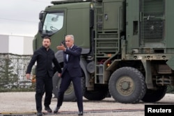 Карні та Зеленський 10 вересня 2026 року у Калгарі відвідують Технологічний Інститут Південної Альберти. Фото: REUTERS/Todd Korol