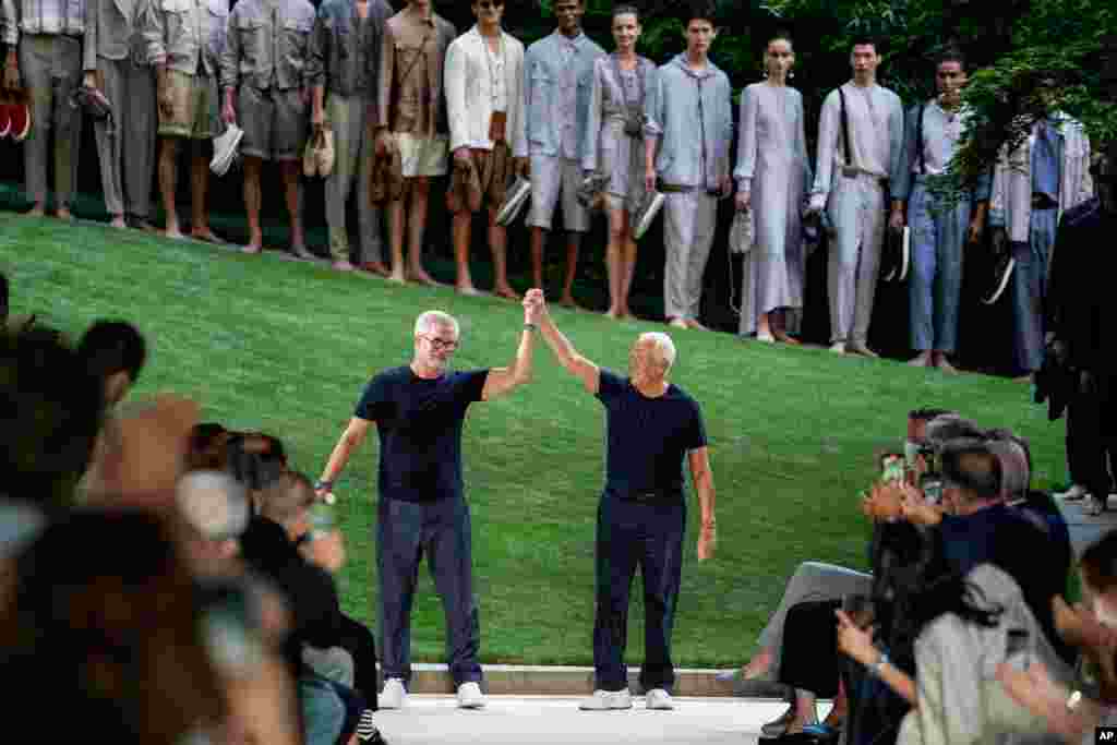 تشویق جورجیو آرمانی (راست) و لئو دل‌اورکو در پایان نمایش مدهای بهاره – تابستانی ۲۰۲۲، در میلان، ایتالیا