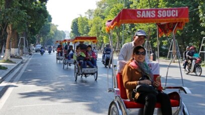 Khách du lịch Trung Quốc thăm Hà Nội, hôm 1/12/2016. Ngày càng có nhiều khách nước ngoài tới Việt Nam du lịch kết hợp chăm sóc sức khỏe hoặc làm đẹp. (AP Photo/Tran Van Minh)