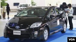 Generasi ketiga kendaraan Prius, mobil hibrida andalan Toyota saat ini, sedang dipamerkan di Jepang.