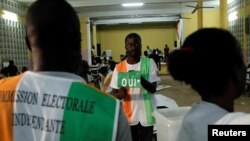 Bureau de vote à Abidjan, Côte d'Ivoire, le 30 octobre 2016. 