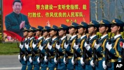 仪仗队为9月3日的大阅兵在中国国家主席习近平的画像前进行演习操练。