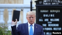 El presidente Donald Trump posa con una biblia, el pasado 2 de junio, frente a la iglesia episcopaliana de San Juan, en Washington, que había resultado dañada el día anterior durante una protesta que exigía igualdad racial.