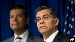 Tổng chưởng lý bang California Xavier Becerra (phải) cáo buộc bức tường biên giới của chính quyền Trump vi phạm những tiêu chuẩn môi trường liên bang.