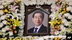 Potret mendiang Wali Kota Seoul, Park Won-soon, di rumah sakit di Seoul, Korea Selatan, Jumat, 10 Juli 2020. (Seoul Metropolitan Government via AP)