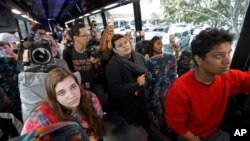 Les élèves qui ont survécu à la fusillade du lycée Marjory Stoneman Douglas écoutent les survivants de la fusillade du Pulse, dans un autobus à Parkland, Floride, 20 février 2018.